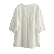 華やかなレースVネックシャツ【夏用・ゆったりシルエット・ホワイト・ミドルスリーブ】