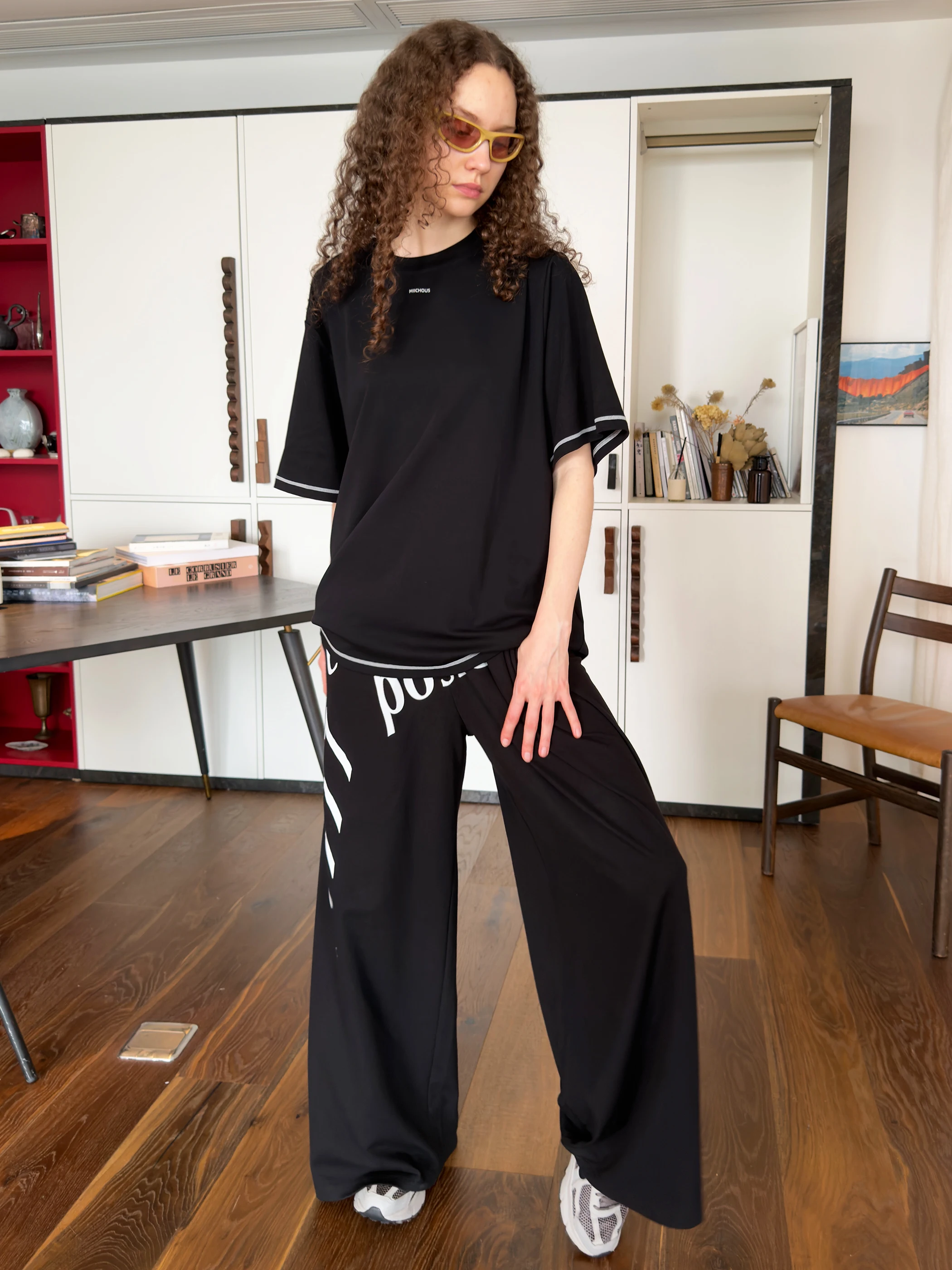 クルーネックTシャツを選ぶときに迷うのは、どんな素材とデザインか？
