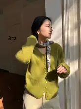 優しいデザインのVネックウールニットセーター【ウサギ毛・冬用・フィット】（セットアップ対応）