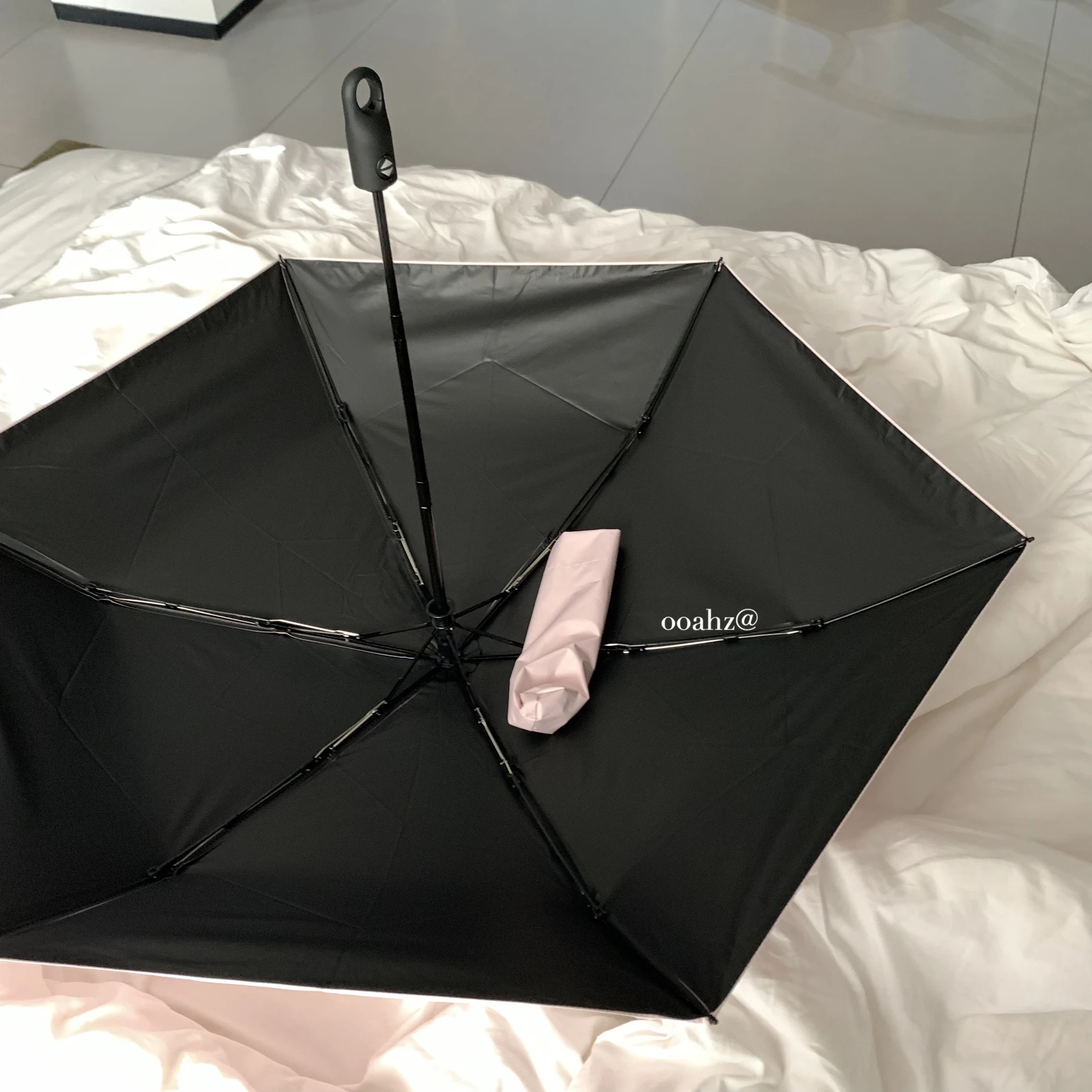 雨の日でも崩れにくいきれいめ素材は、実はこれひとつ？