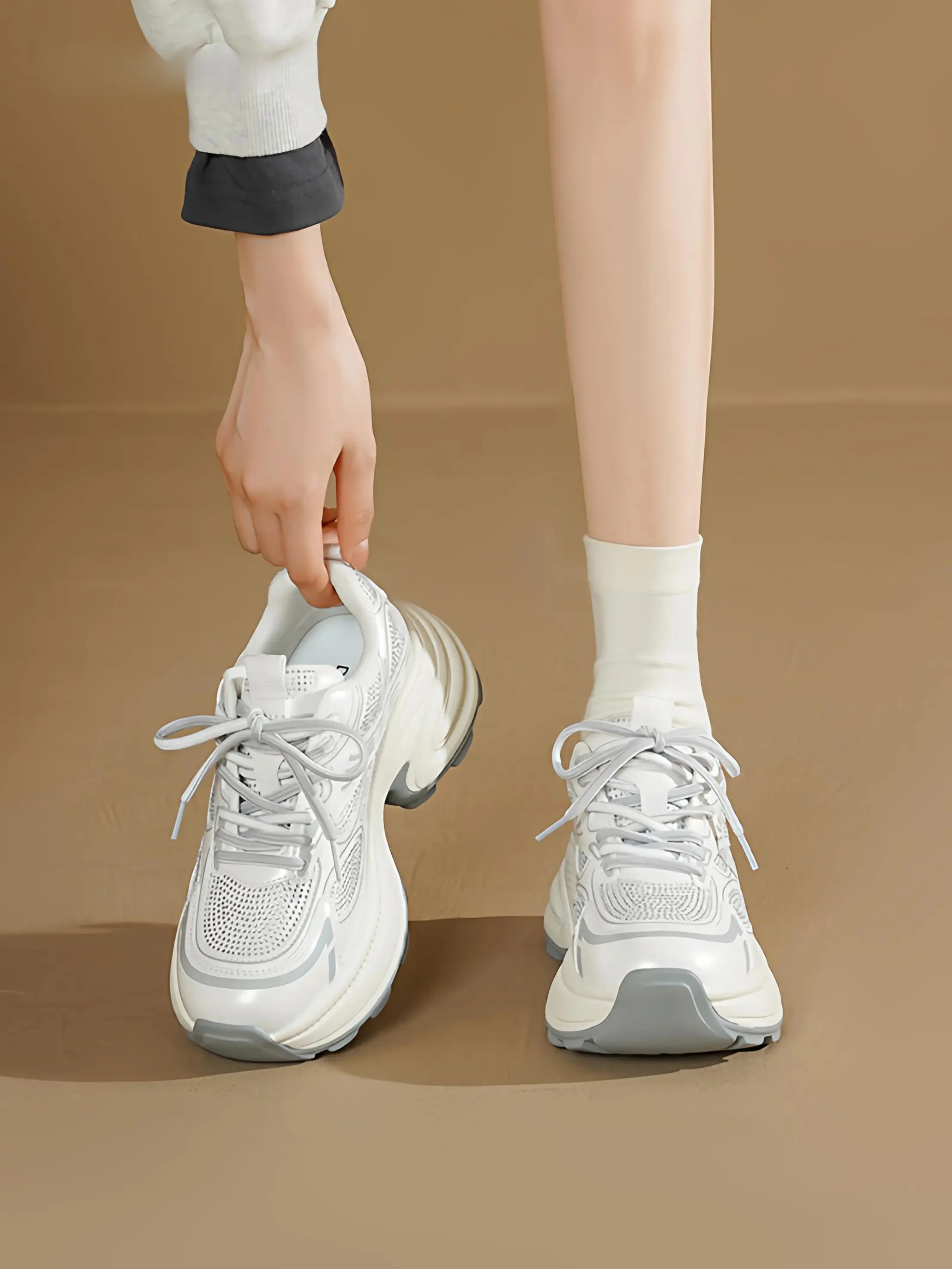 厚底パンプスが疲れない理由は？実際の使い心地と、通勤・日常で活躍するスタイリッシュな1品とは