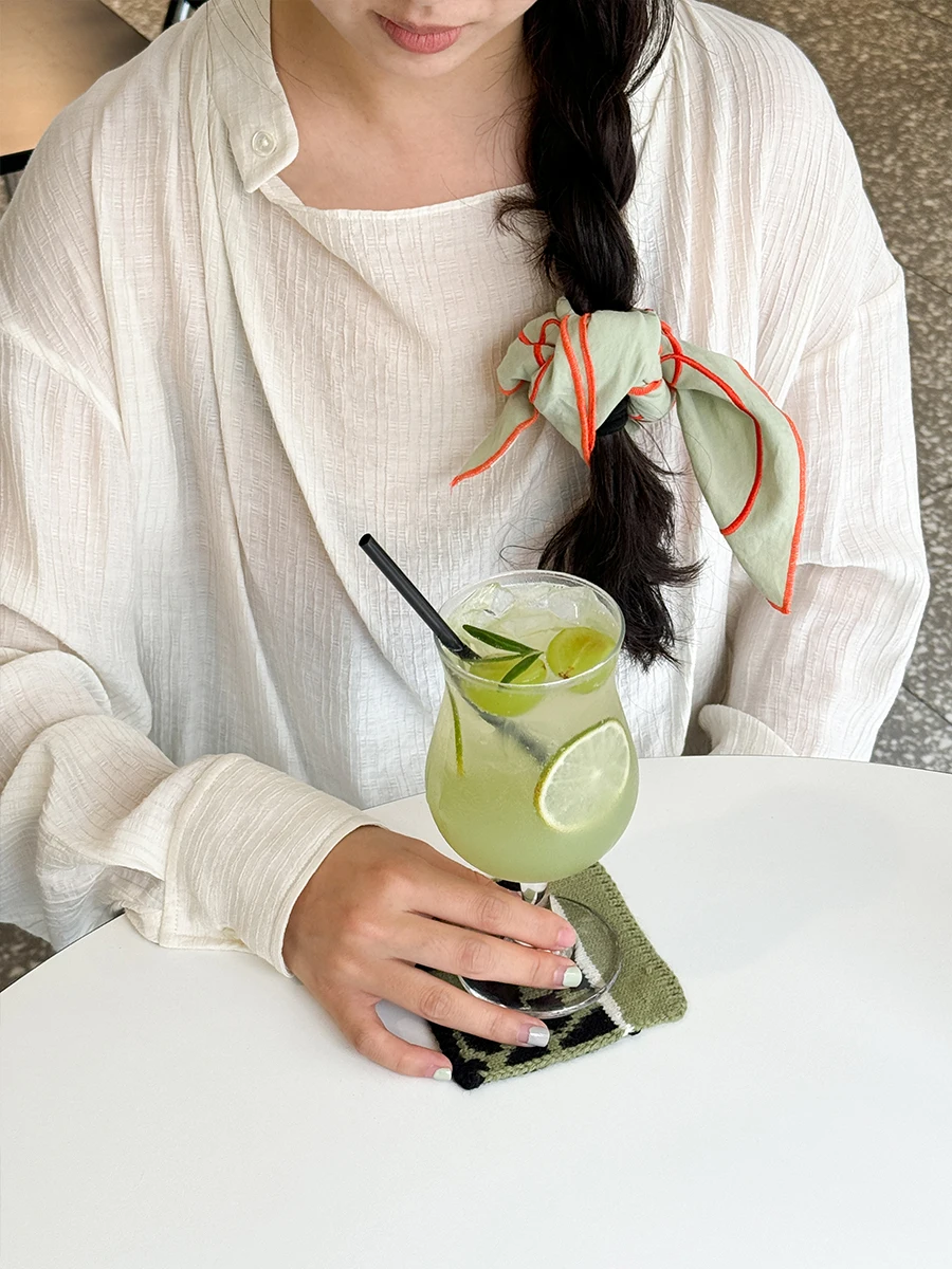 自然な皺感のある刺繍ヘッドスカーフ：コントラストカラーでユニセックスに最適な装着法