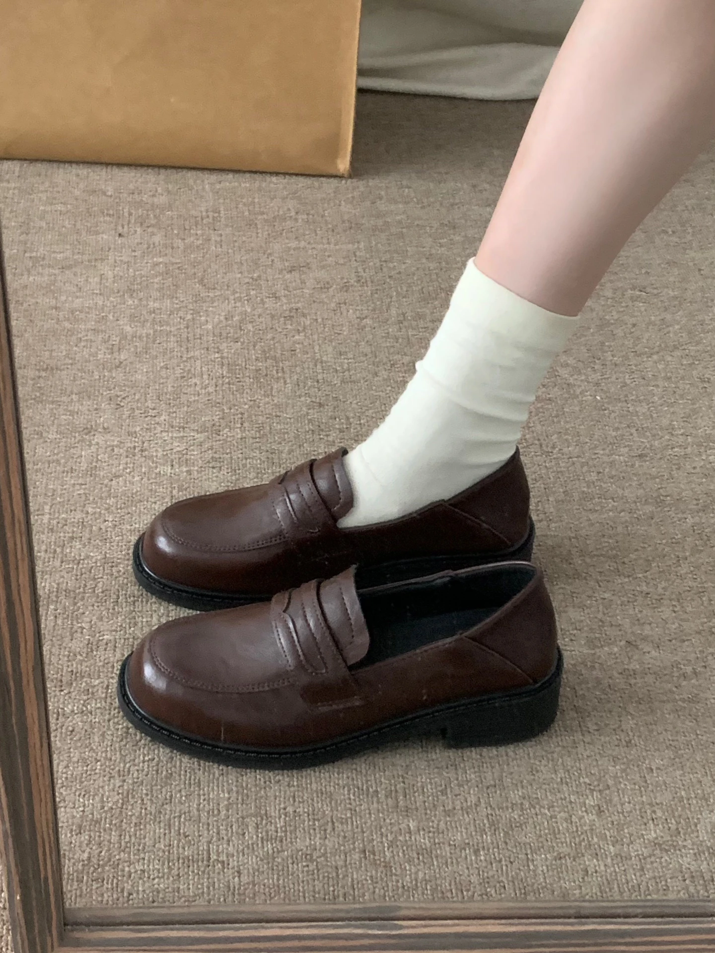 厚底ローファー：春にぴったりなレトロスタイルの低ヒール一足履きモデル