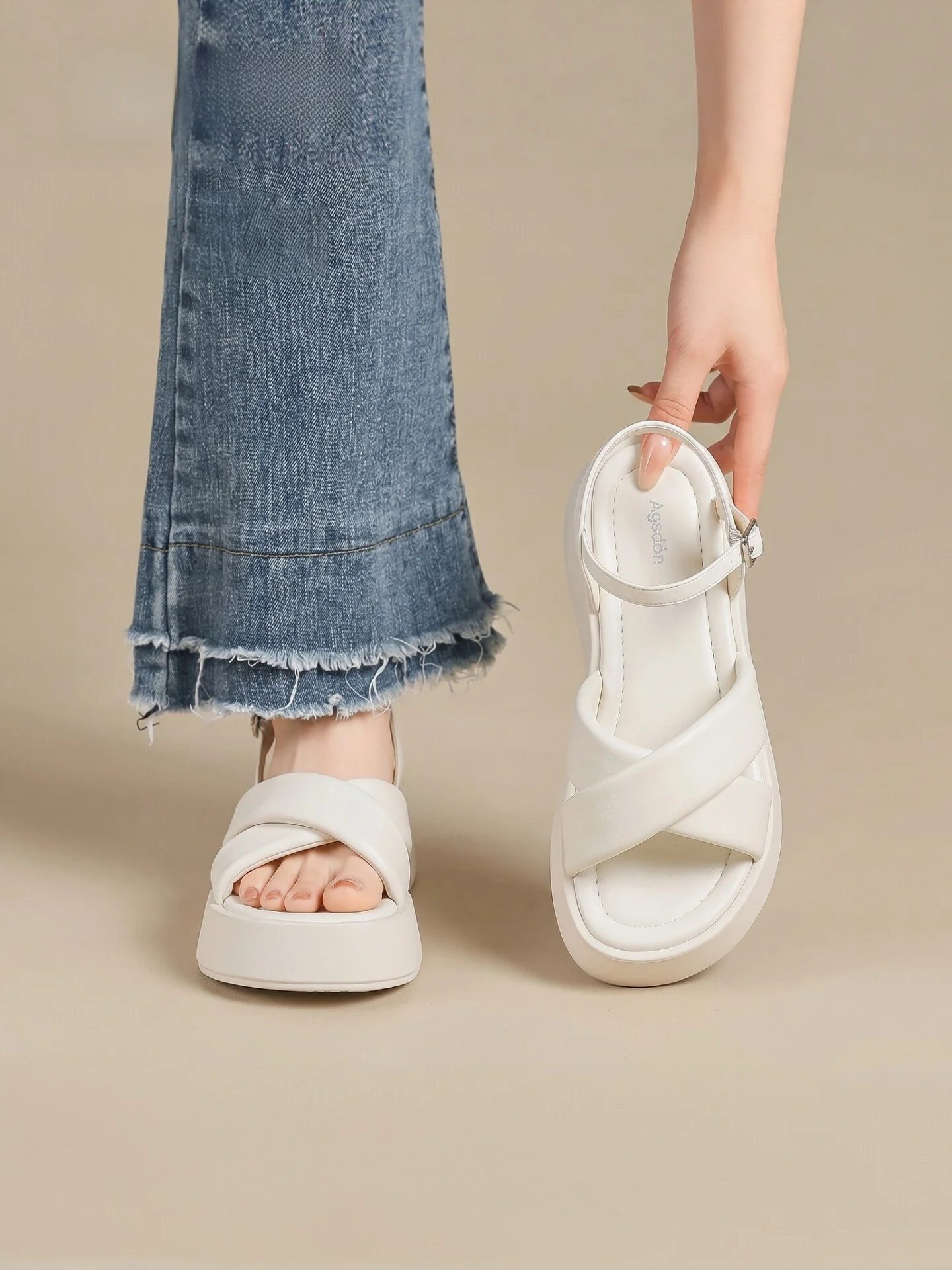 厚底デザインの女性用サンダル：クッション性と通気性のバランスを実現