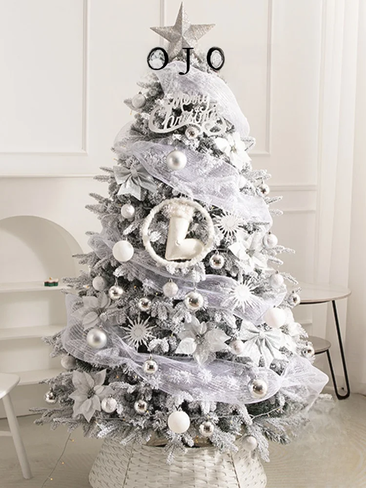 大型クリスマスツリー装飾品：雪をかぶった木のインテリアがホームパーティーに与える影響