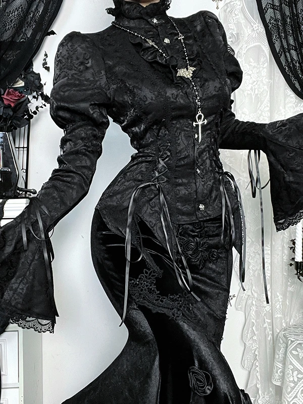 ダーク風のセクシートップスをどう選ぶ？ハロウィンの夜に着る「暗黒の魅力」がわかる