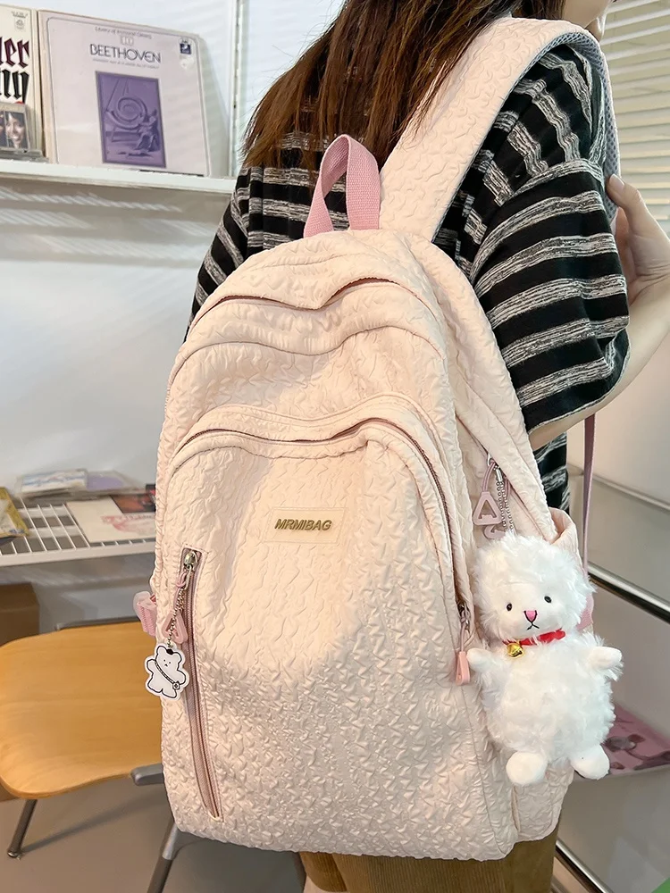 シンプルで軽量な女子用リュックサック：通勤・通学に最適なデザインと機能性