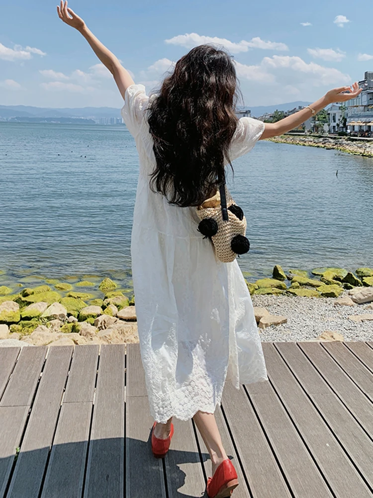 ロングワンピース着こなし夏：美しいデザインの白いワンピースで涼しげなスタイルを実現