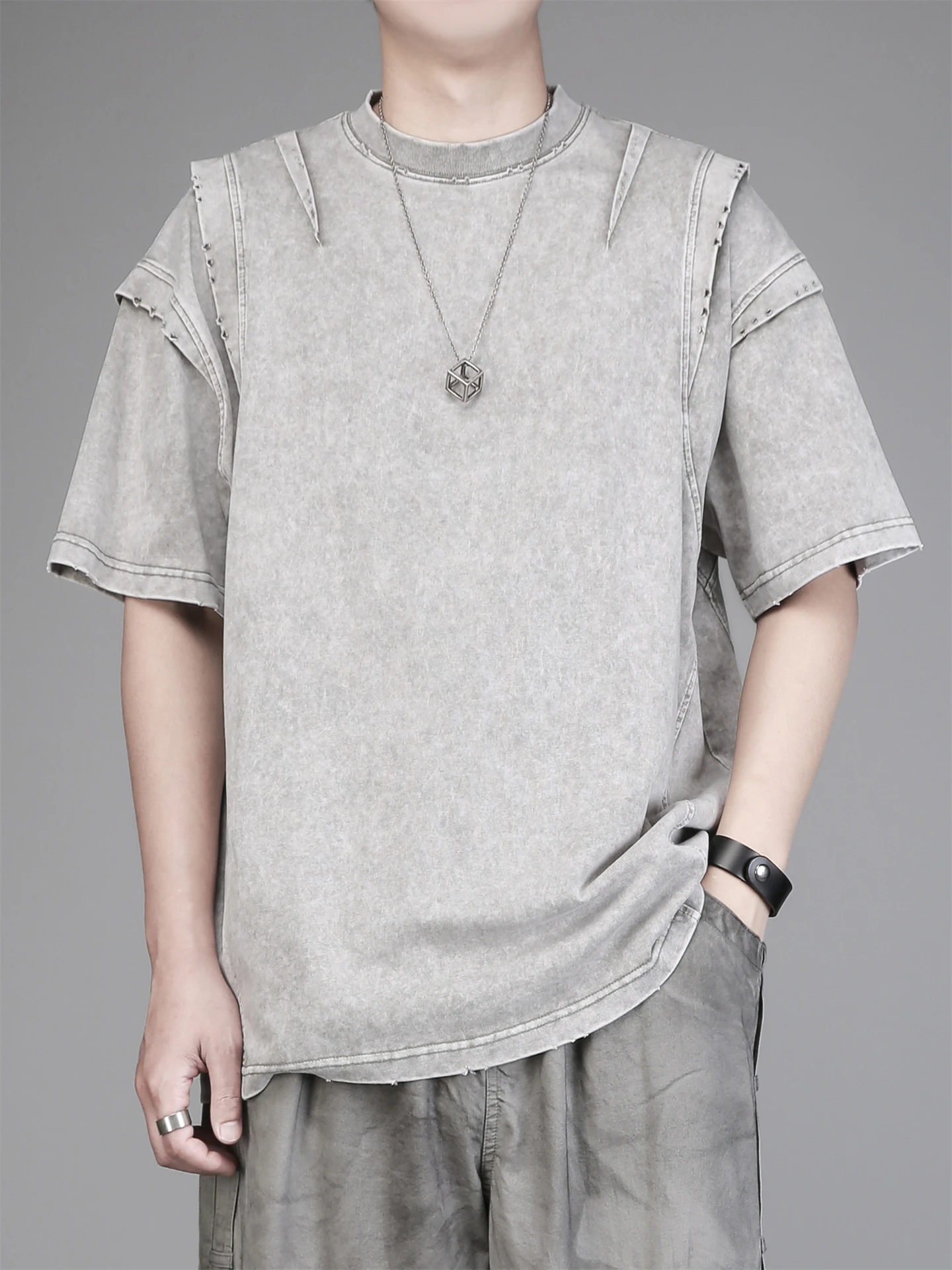 黒Tシャツが色褪せするのを防ぐには？アンティーク風の重厚感あるTシャツが解決する理由