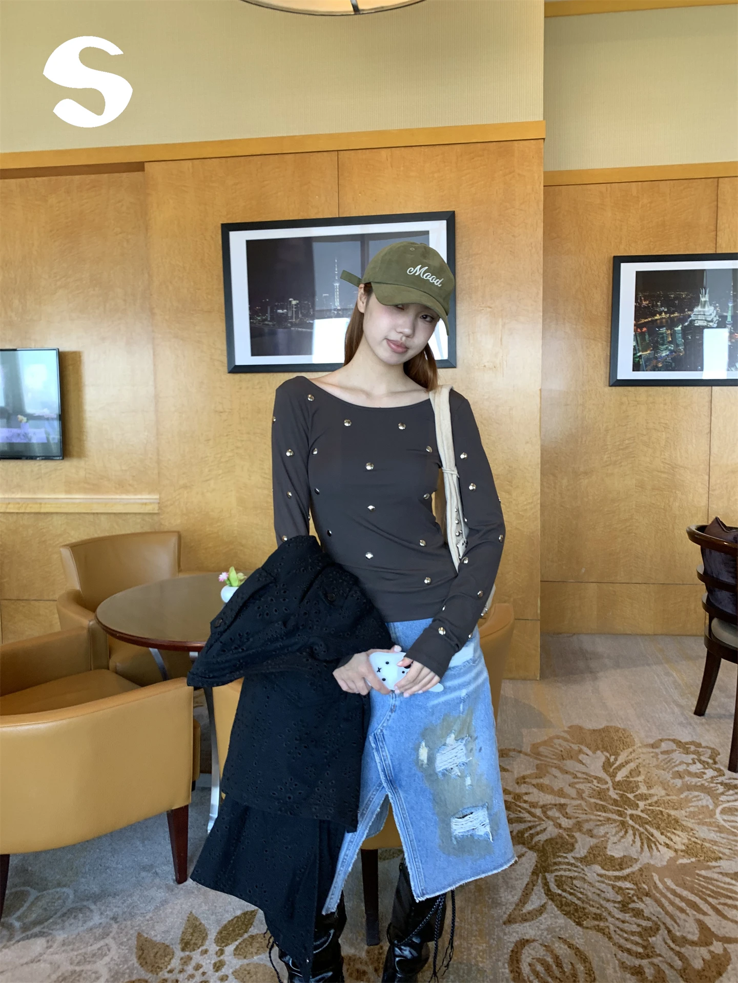 春のTシャツとワンピースを組み合わせるとき、どうやって着こなすのが自然か？
