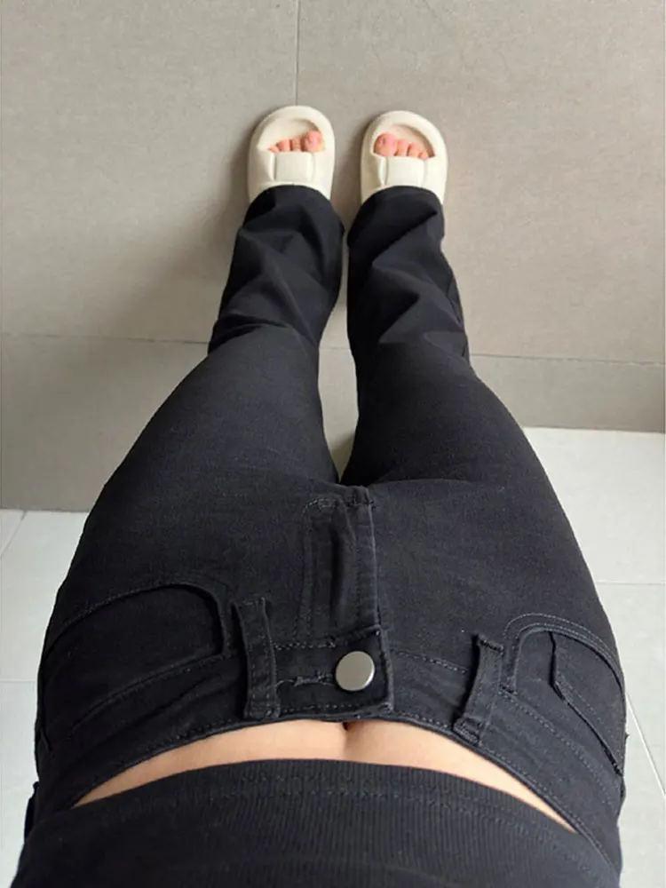ギャップサイズ感が気になるなら、この黒い微ラッパデニムパンツでどう解決する？