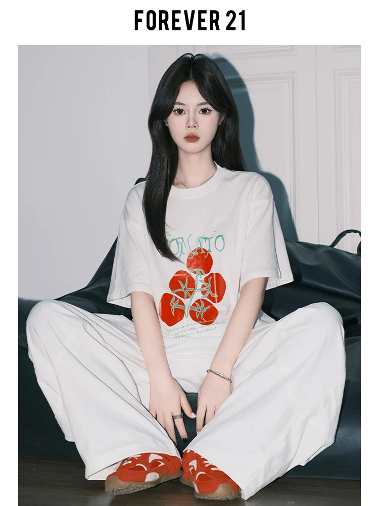 「tシャツ お揃い カップル」で気分を上げるには？白いルーズフィットTシャツの魅力とアレンジ法