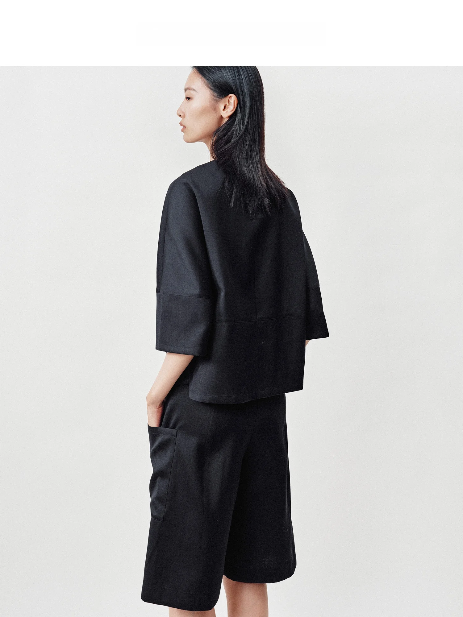 23度の春に着る服はどう選ぶ？気品と軽さを両立するセーターの選び方