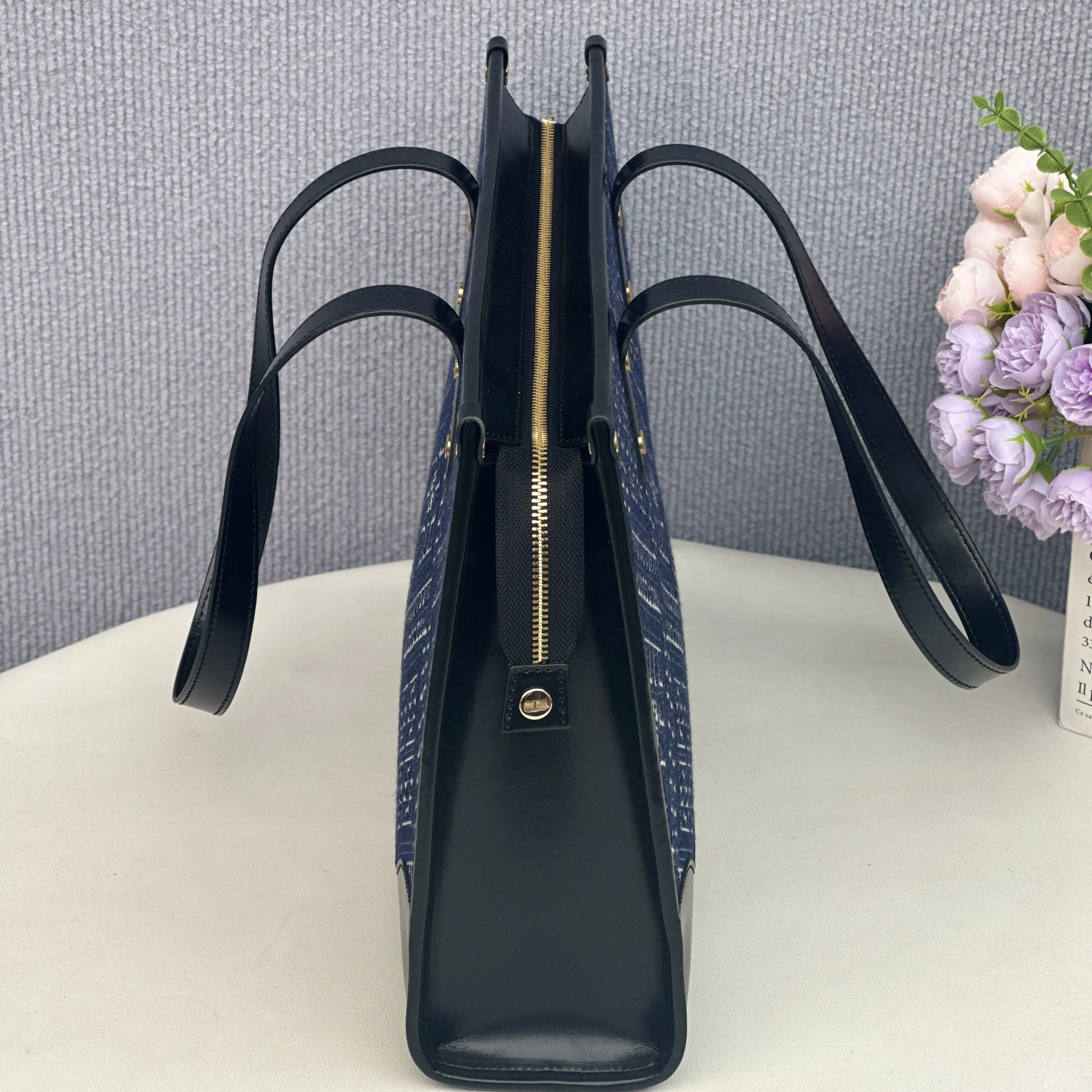 大人のがんばりのトートバッグ：大容量の軽豪華ビジネスバッグの実用性とデザインバランス