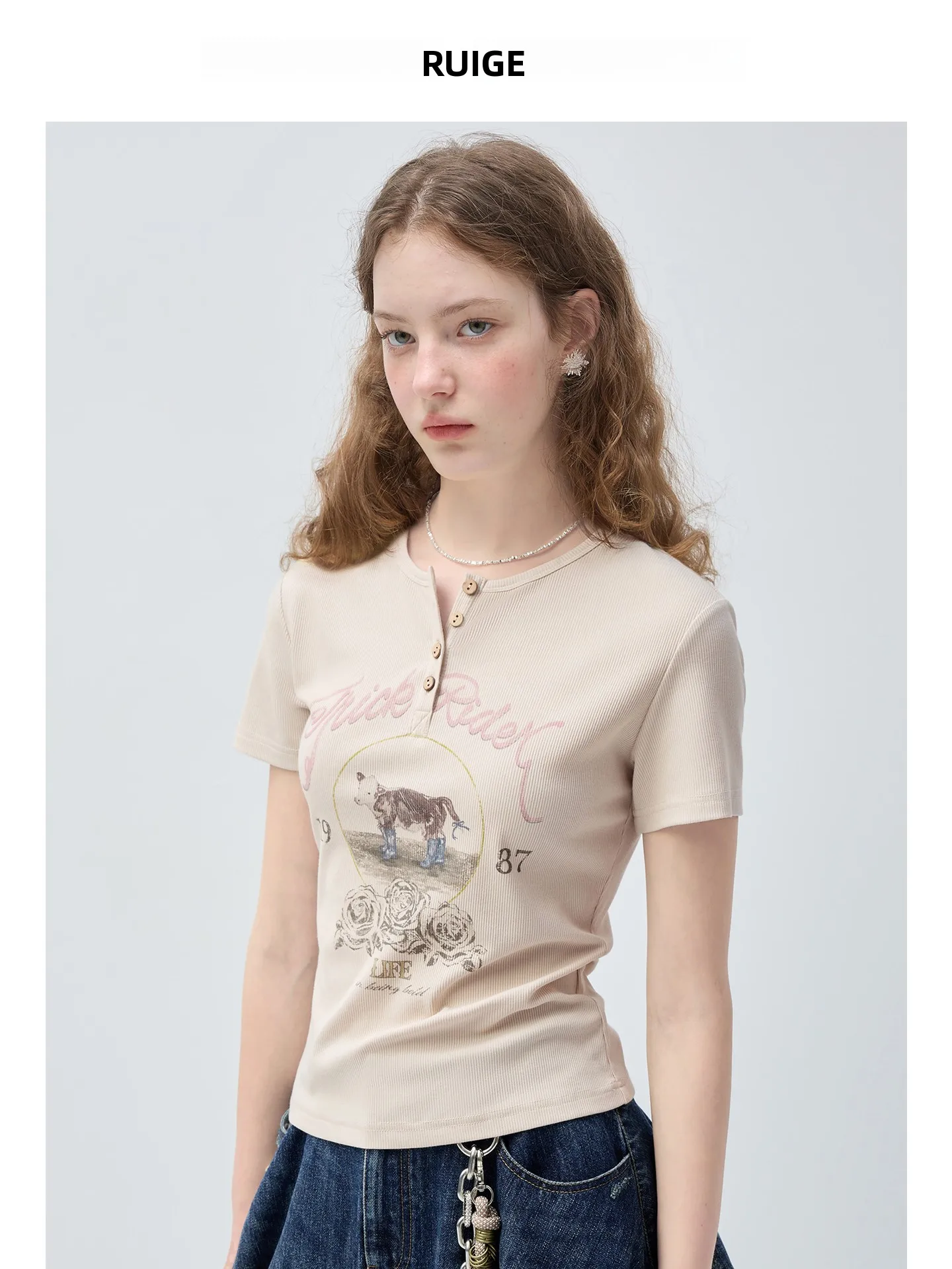 通勤の疲れを一瞬で和らげる！このプリントTシャツがなぜ今、女性の日常に必要なのか？