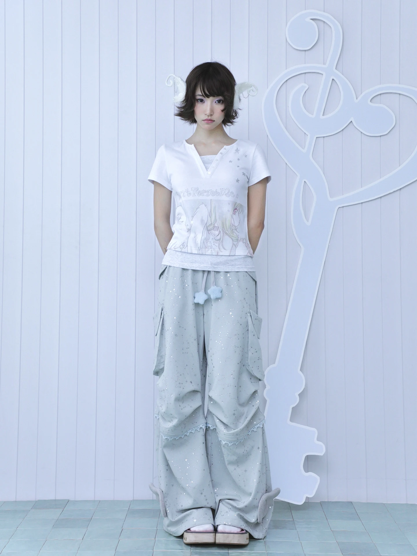 Y2KスタイルのアートプリントTシャツ：エンジェルデザインが特徴的な白銀加工半袖の実用性とデザイン分析