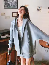 グレーのカジュアルフーディーとミニスカート【春用・フード付き・スタイル】（セットアップ対応）
