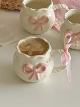 不規則デザインの手作り浮彫りピンクリボン陶器カップ【コーヒー用・学生向け】