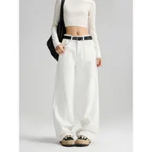 春に最適なスタイルのホワイトデニムパンツ【ワイドレッグ・フィット】