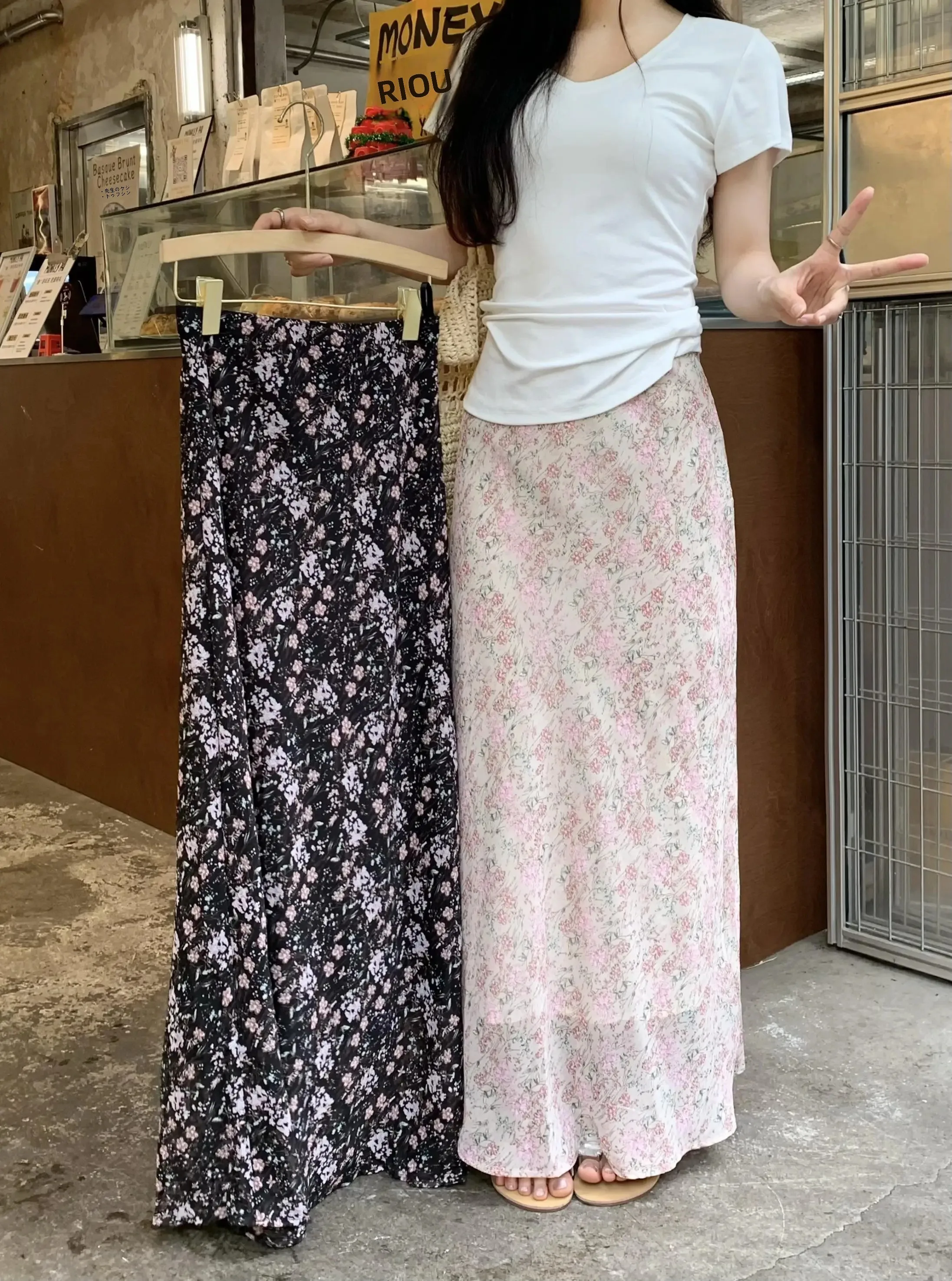 花柄ロングスカートをどう選ぶ？レトロな黒い花柄スカートが通勤とレジャーで活躍する理由