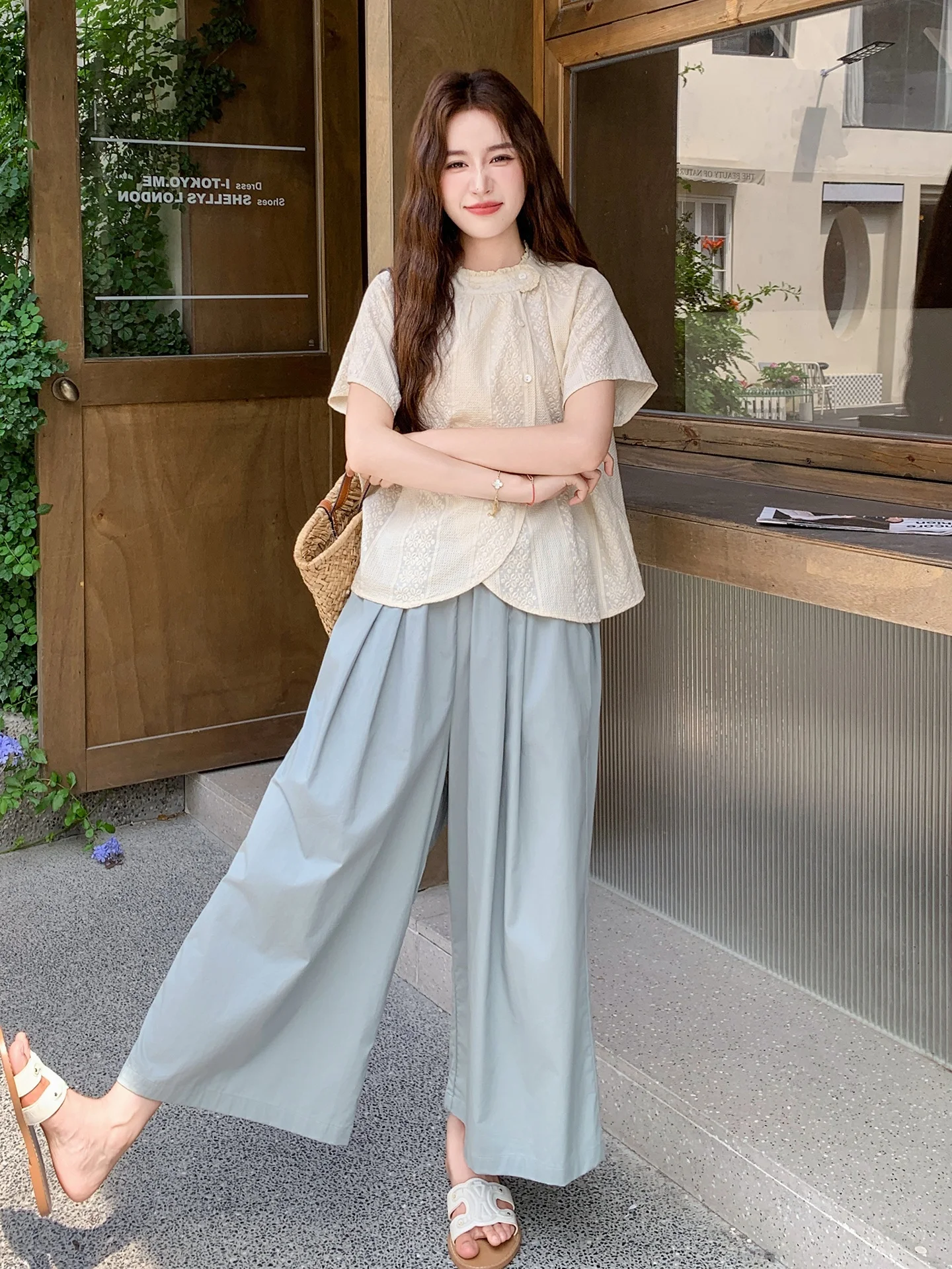 1週間コーデ 着回しで失敗しない方法は？美しい柄のショートスリーブシャツとワイドパンツのスタイリッシュセットが答えになる
