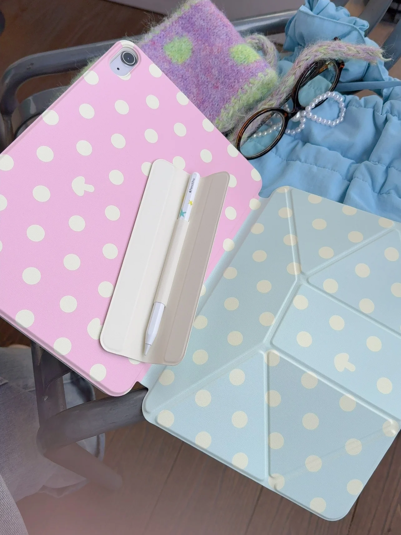 ドット柄磁気吸着式タブレットケース：iPadの日常使用に最適な高さ調整機能と分離可能なペンケース