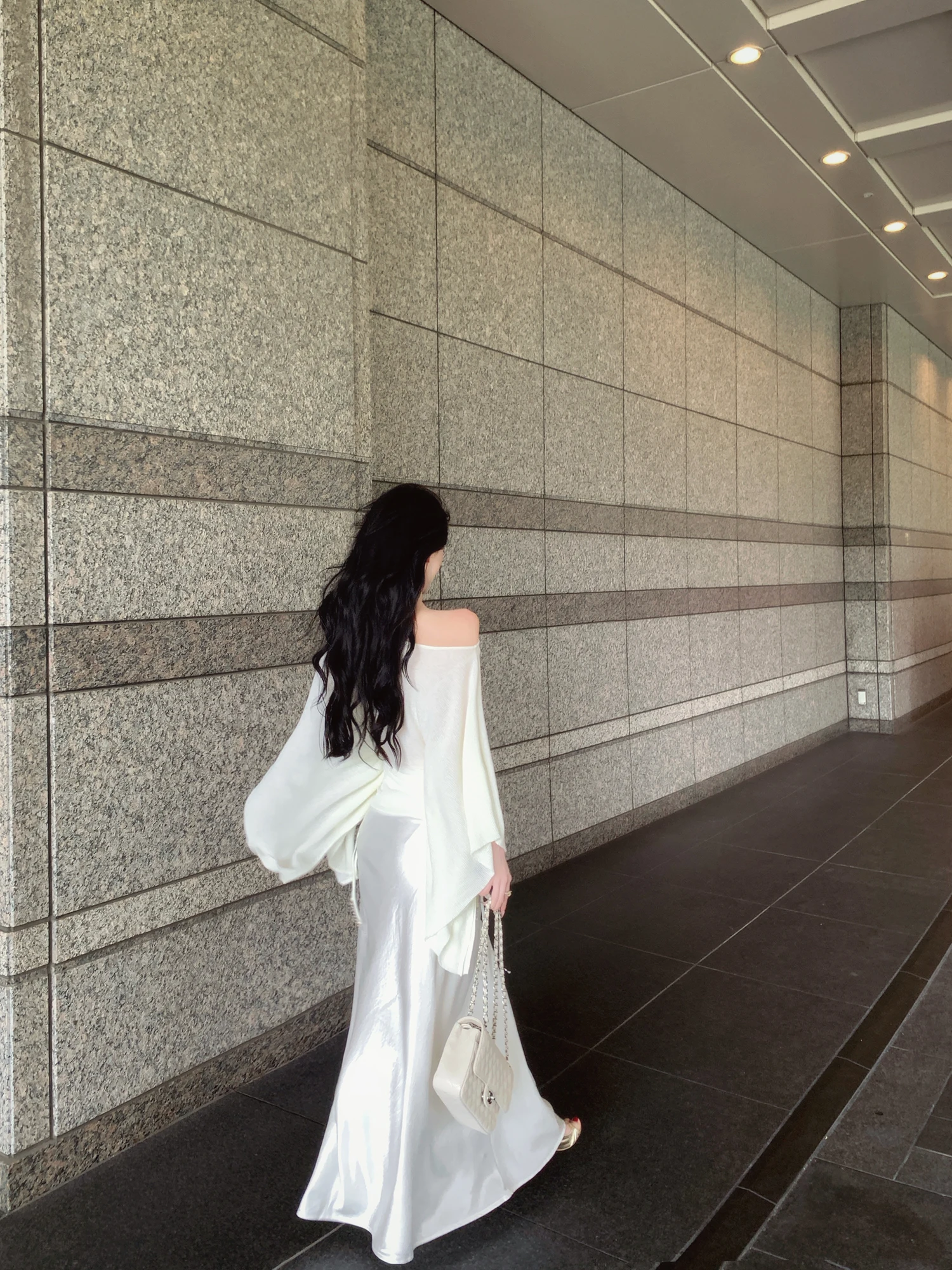 フェミニンで軽やかな日常を演出する「サロペットスカート」は、どう選ぶ？