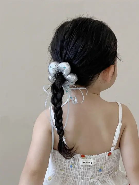 おしゃれな花モチーフの銀色ヘアゴム【水晶装飾・高級感・丸いまとめ髪用】