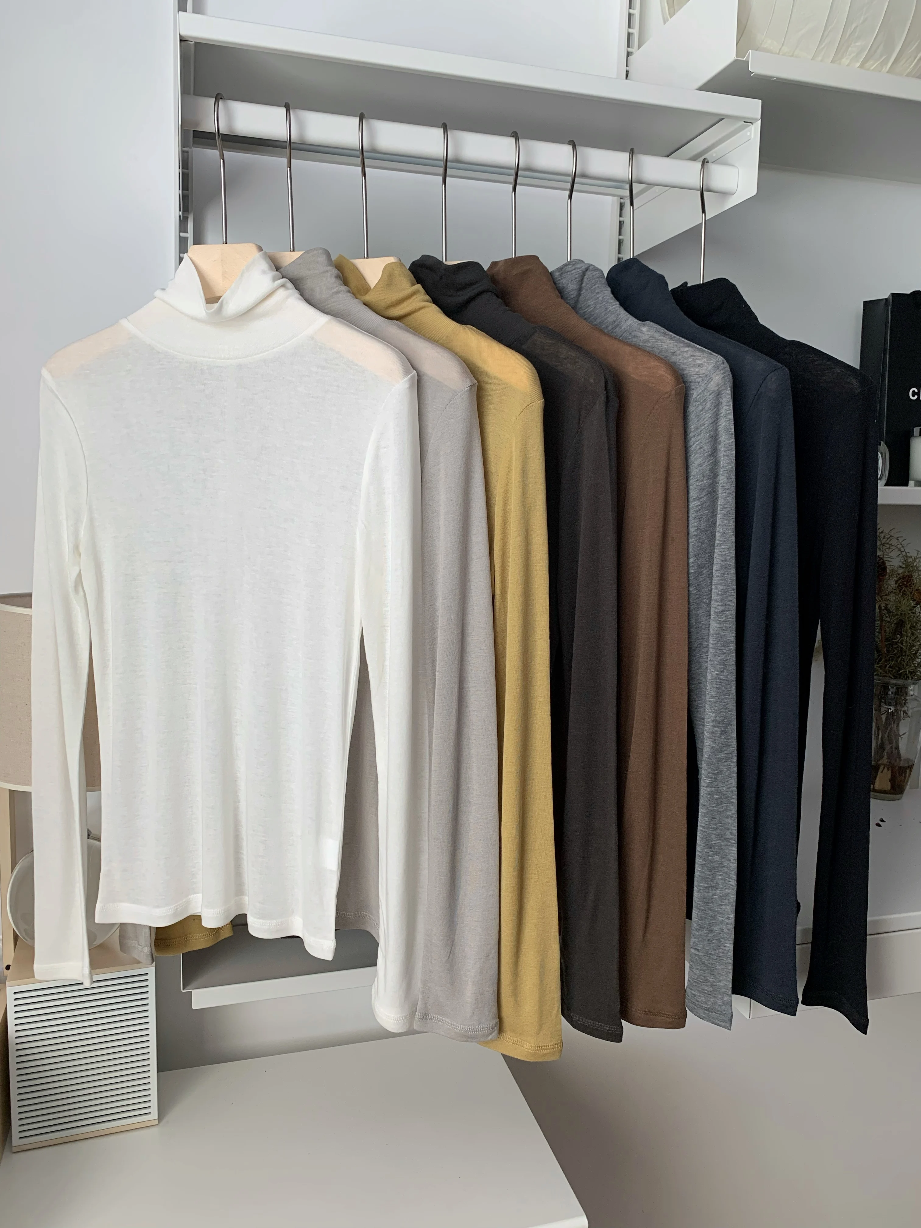 大人可愛いの本質とは？ハイネックTシャツで実現する自然なかわいさのガイド