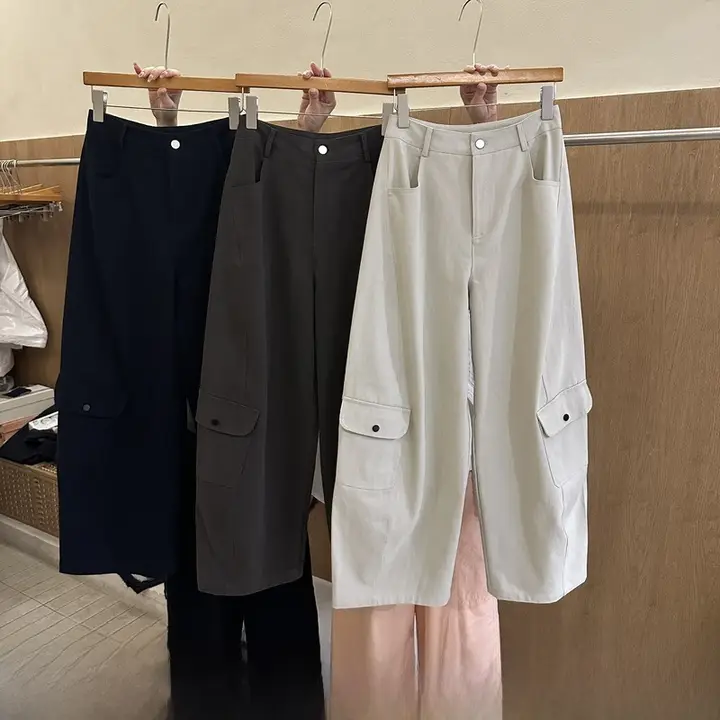 韓国デザインの復古スタイルポケット付きワークパンツ【広めの足幅・女性用・秋用】（セットアップ対応）