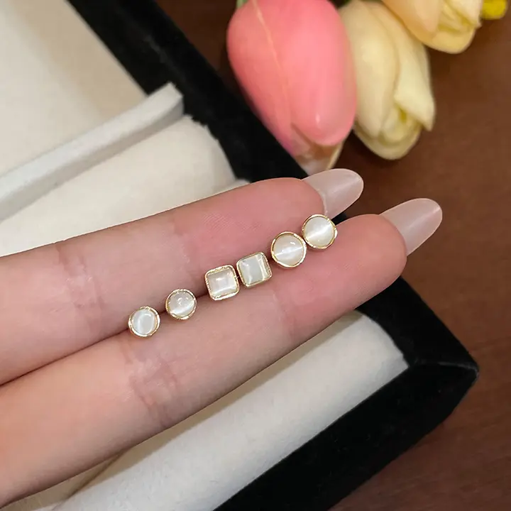 猫目石のピアス【女性用・軽やかで高級感・精緻デザイン・睡眠対応・穴あけ不要】（セットアップ対応）