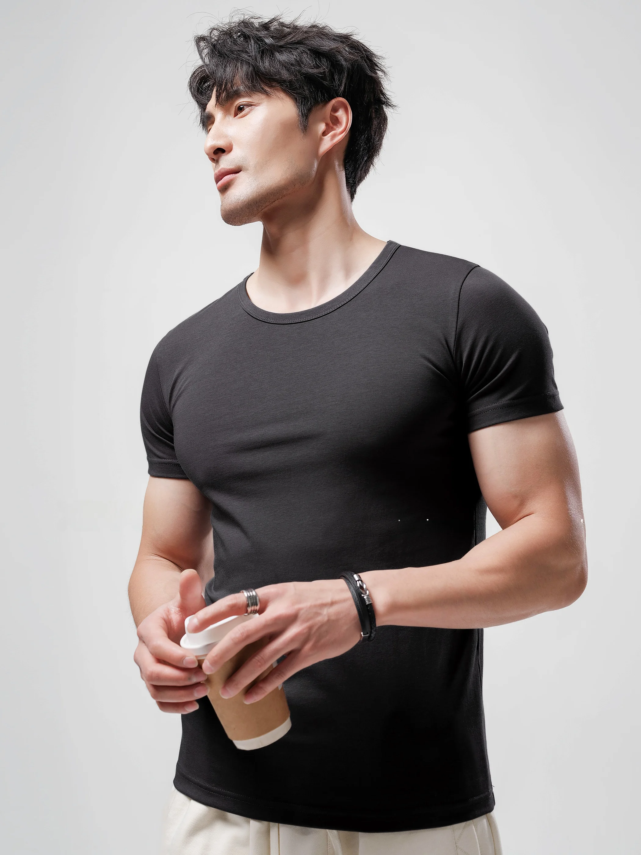 メンズTシャツが似合う体型選び方：カットオフや無地の違いを知れば、どんな体に合うかがわかる