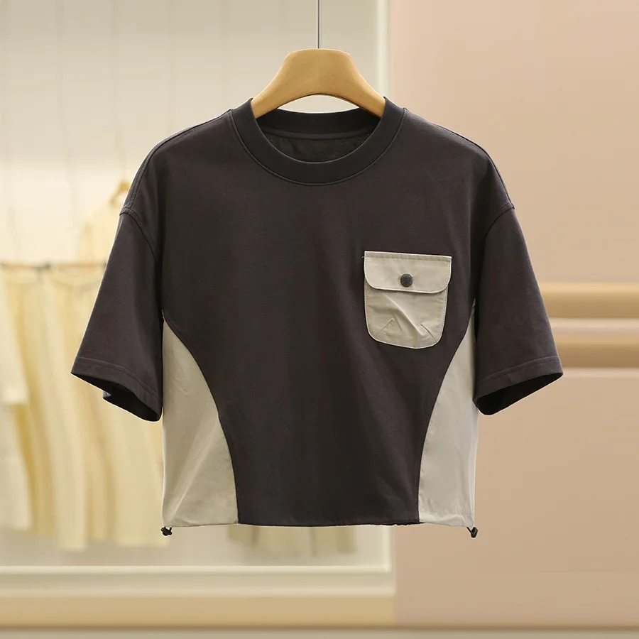 タック入りTシャツ：コットン100%のバイカラーデザインが通勤スタイルを支える