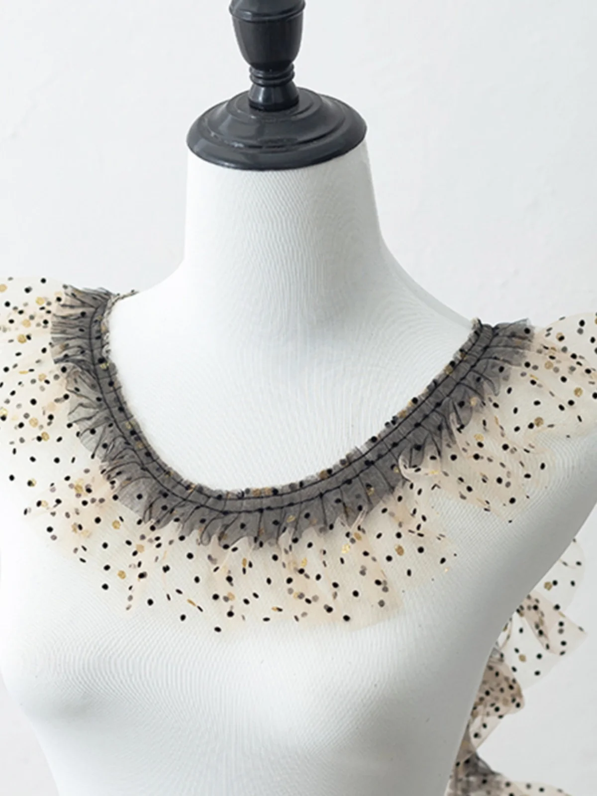 レース刺繍の柔らかさをどう選ぶ？DIYで心を癒すドット柄生地の選び方