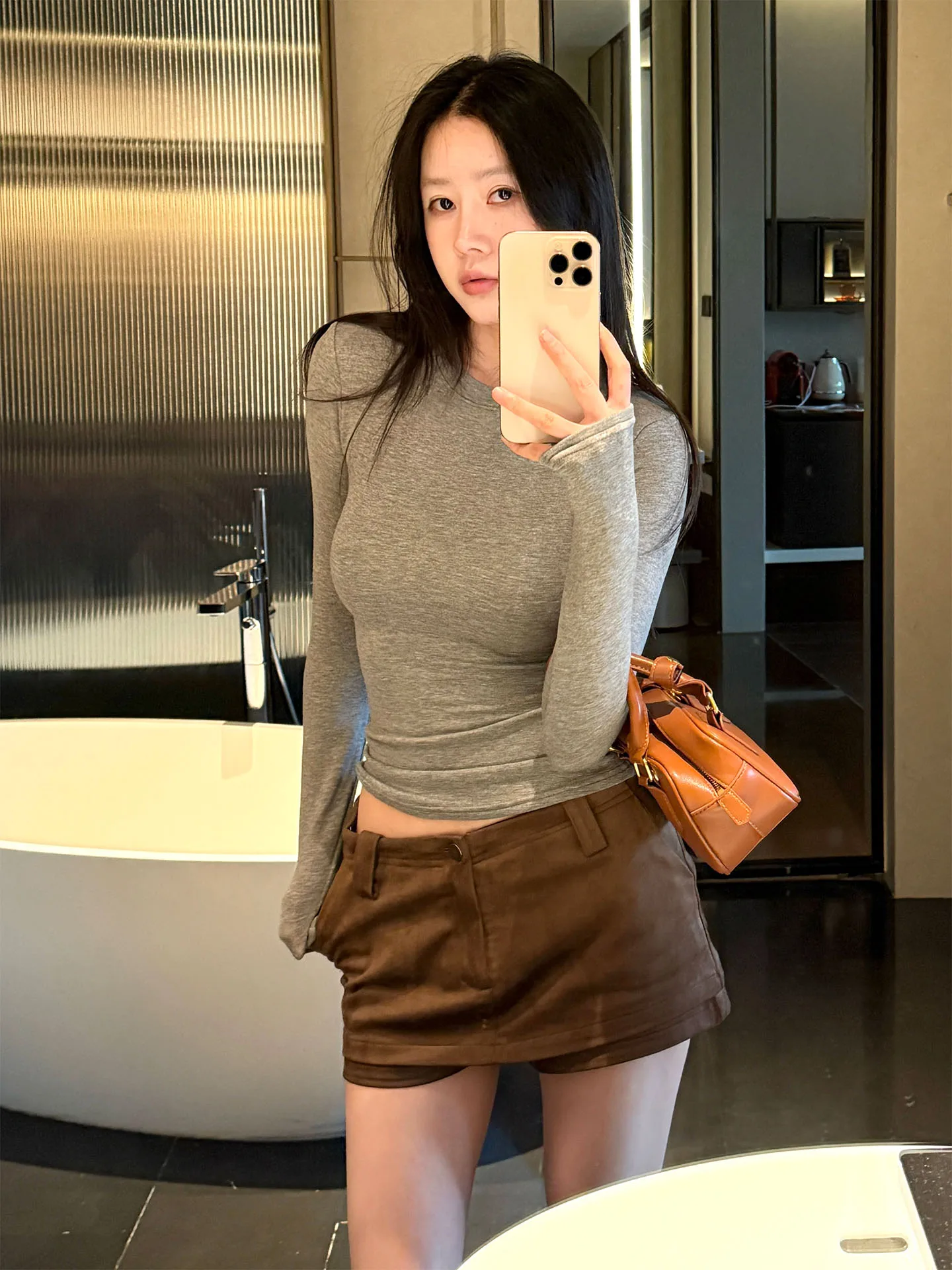 ヴィンテージ風カーキスエードスカートパンツ：低ウエストAラインでスタイルアップするレイヤードスタイルの実用性