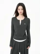 グレーの長袖Tシャツ【肩出しデザイン・秋用・カジュアル・スポーツウェア】（セットアップ対応）