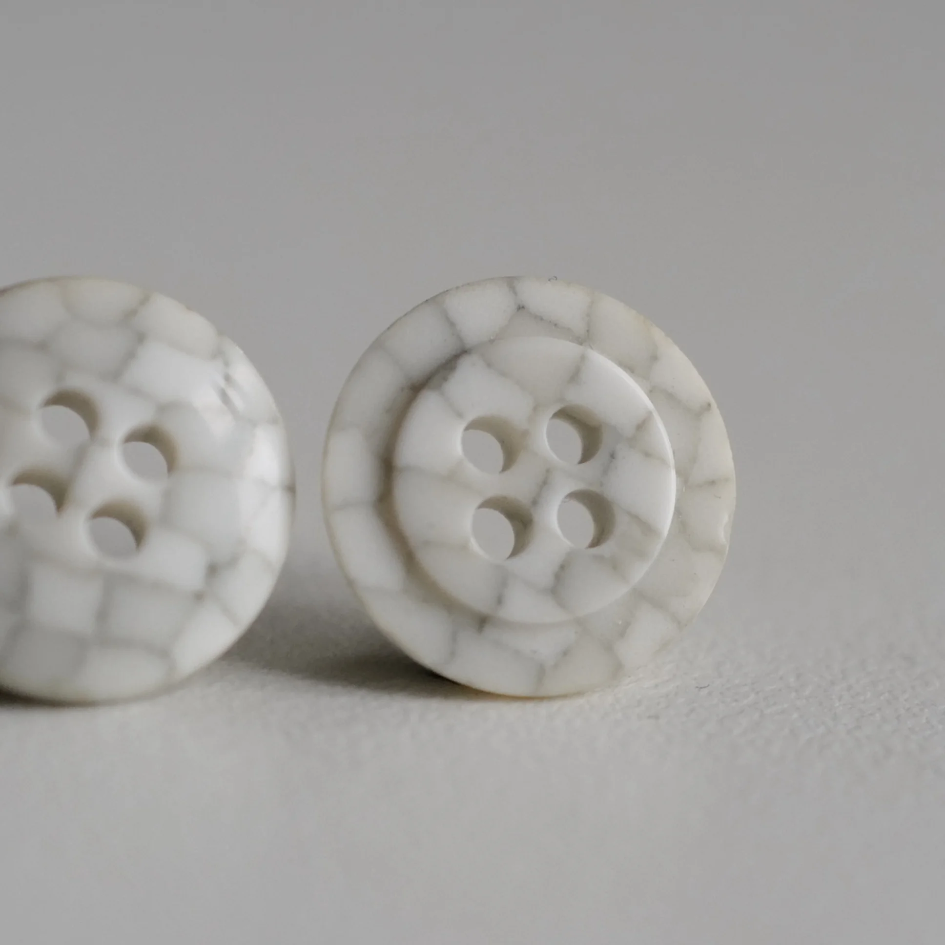 深灰色ストライプ模様の白いマイクロファイバー装飾ボタン【フラットデザイン・15mm】の仕組みと実用シーン