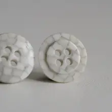 深灰色ストライプ模様の白いマイクロファイバー装飾ボタン【フラットデザイン・15mm】