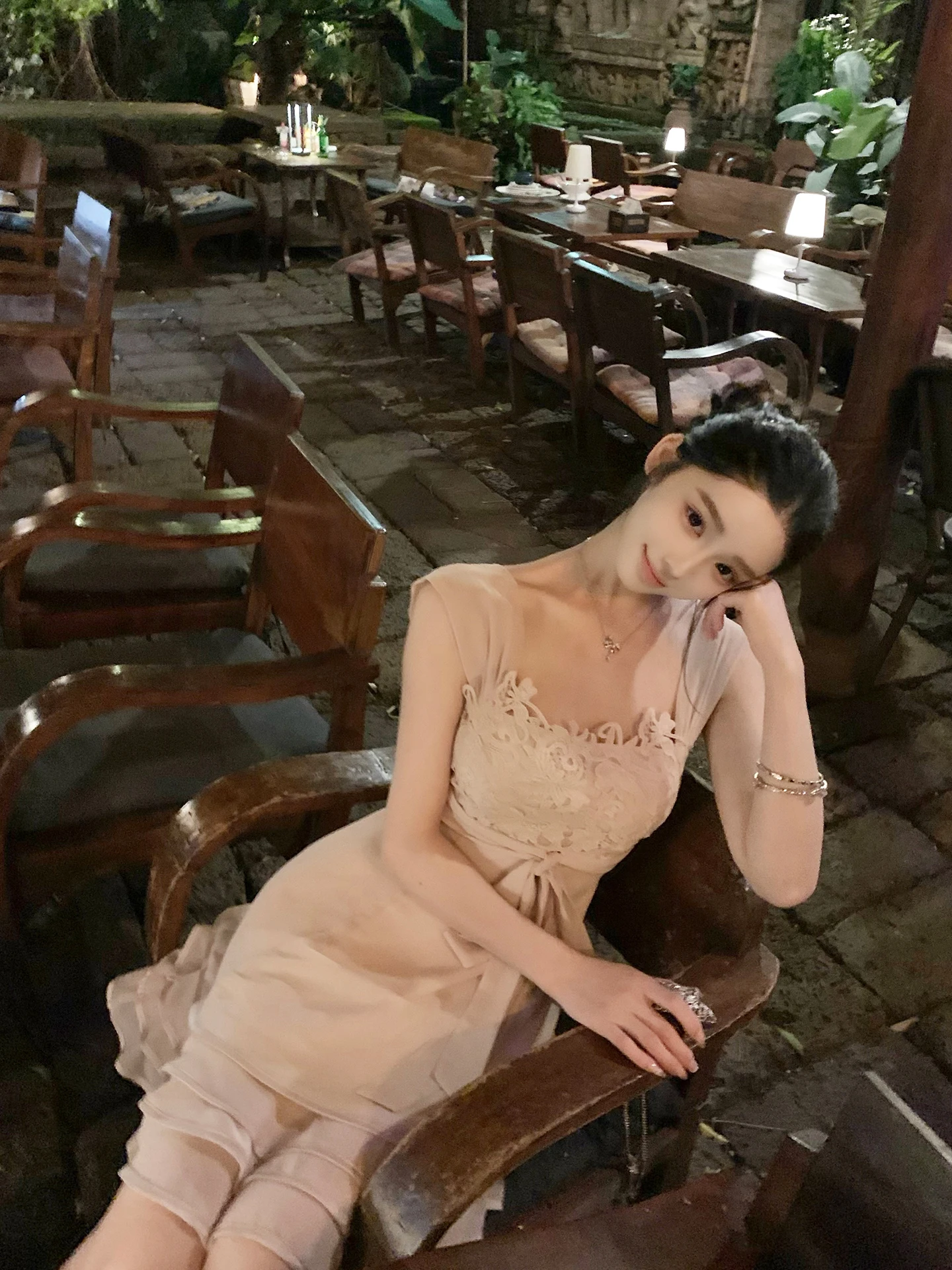 女子会 ホームパーティー にぴったりな洗練されたデザインのピンクノースリーブドレス