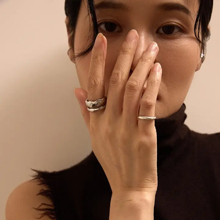 高級感のあるデザイン！個性的なスタイルの指輪【折光デザイン・シンプル】