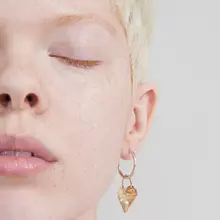 ハート型クリスタルペンダントのシンプルなイヤリング【金銀コンビ・女性用・円形デザイン】