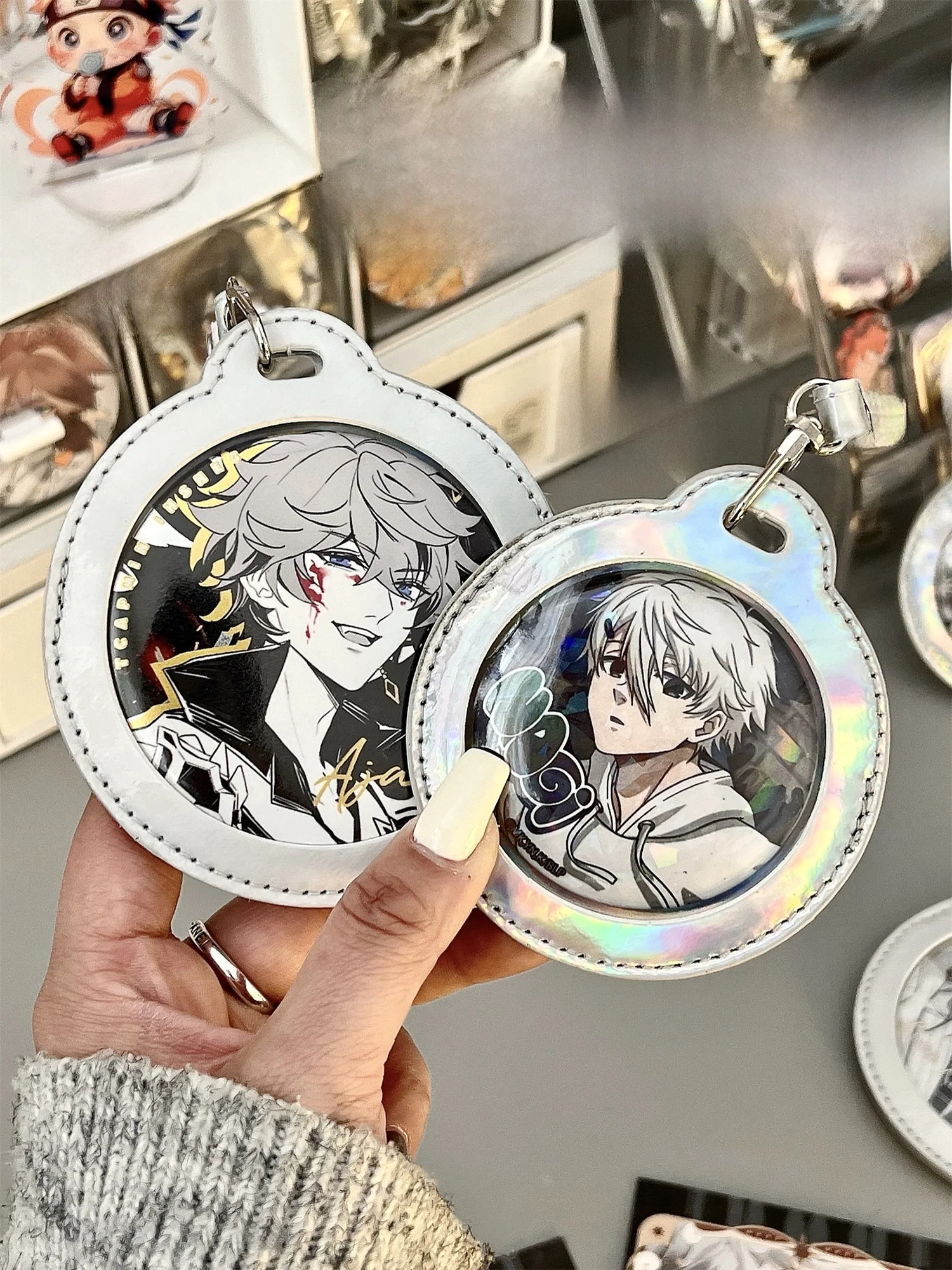 二次元キャラクター用丸型バッジ収納ホルダー：クリアケース付きの展示機能と収納効率の実証