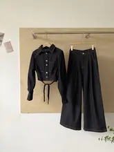 レトロデザインのショートトップスとハイウエストワイドパンツ（セットアップ対応）