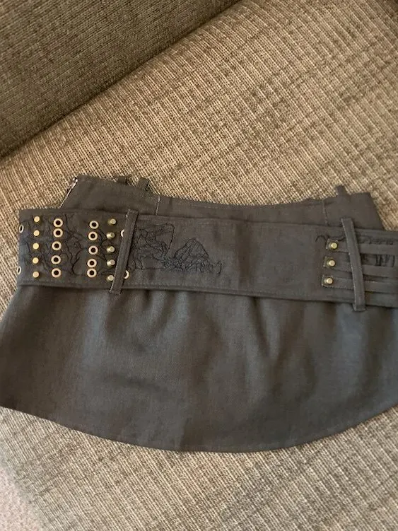 刺繍ボタン付きウエストベルトで腹見せを抑えるタイトスカートの着こなし法