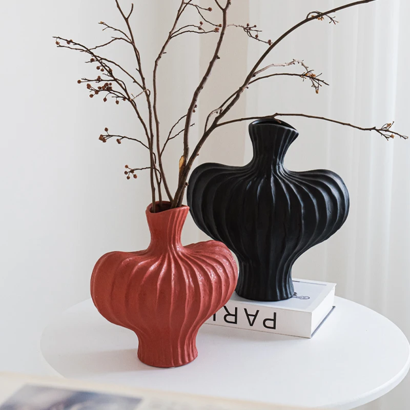伝統工芸品と現代の美しさをどう選ぶ？陶器の花瓶がもたらす、日常の温もりとは