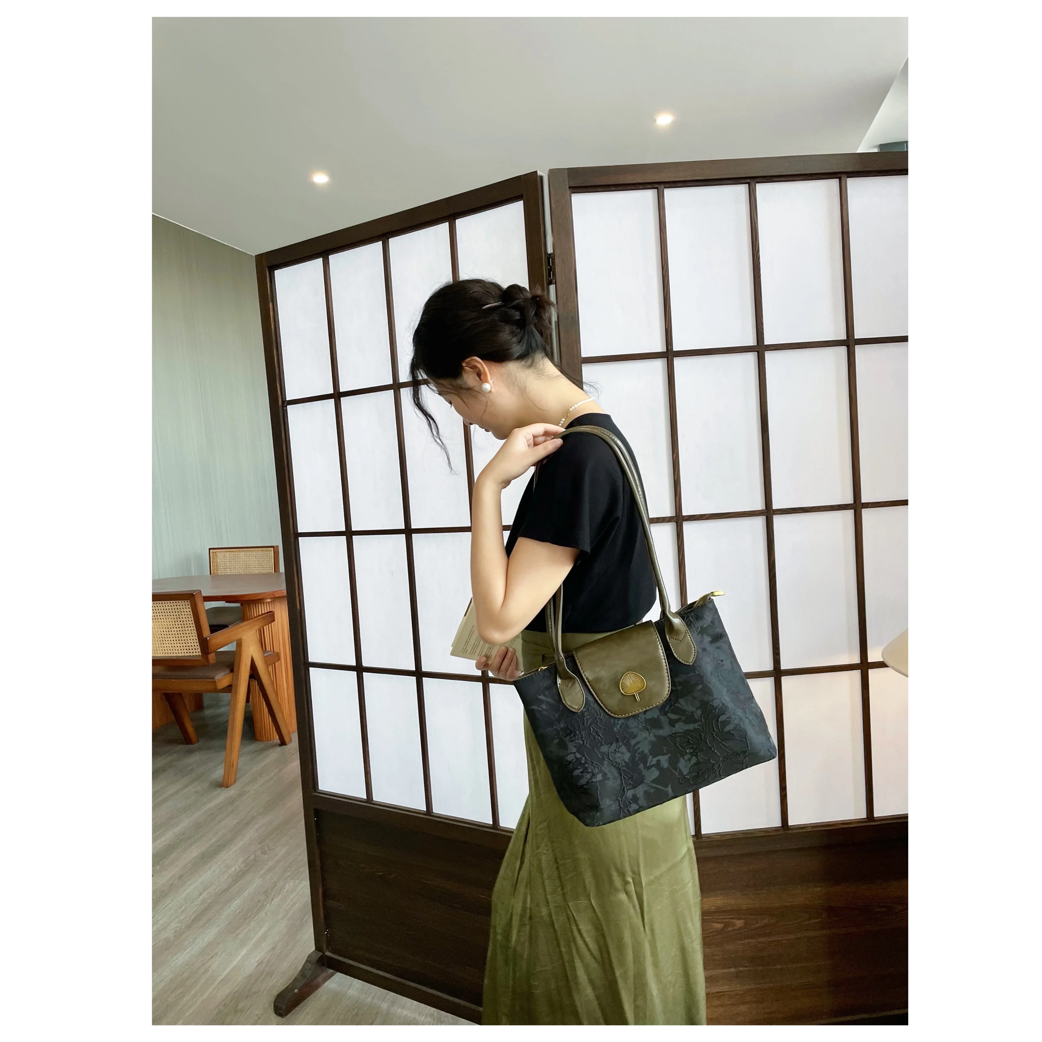 40代女性が海外街歩きに選ぶべき、どんな服にも合うショルダーバッグは？
