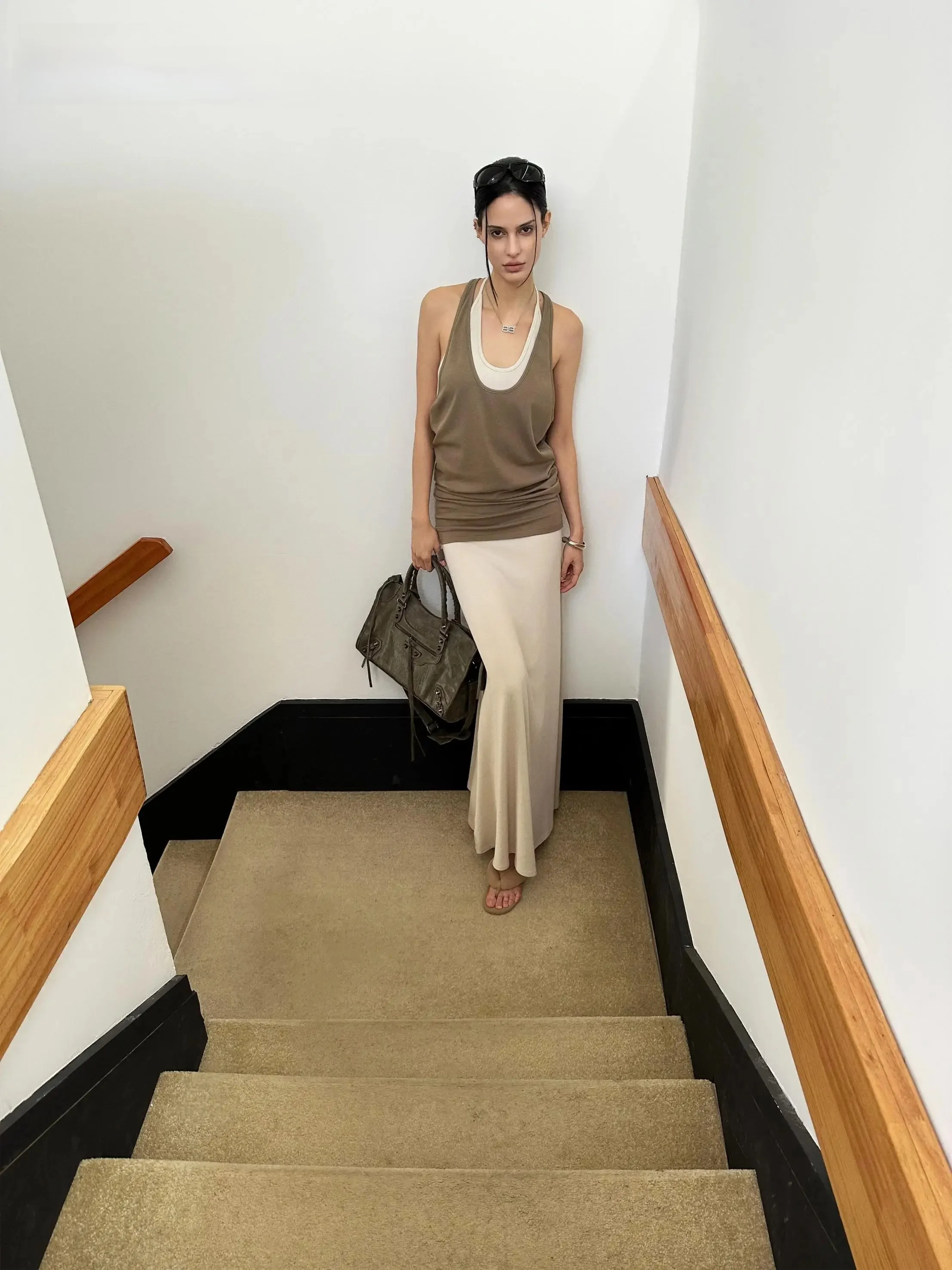 レースジレ ロング：デザイン重ね着のハングルネックロングドレスが提供する女性向け着用体験