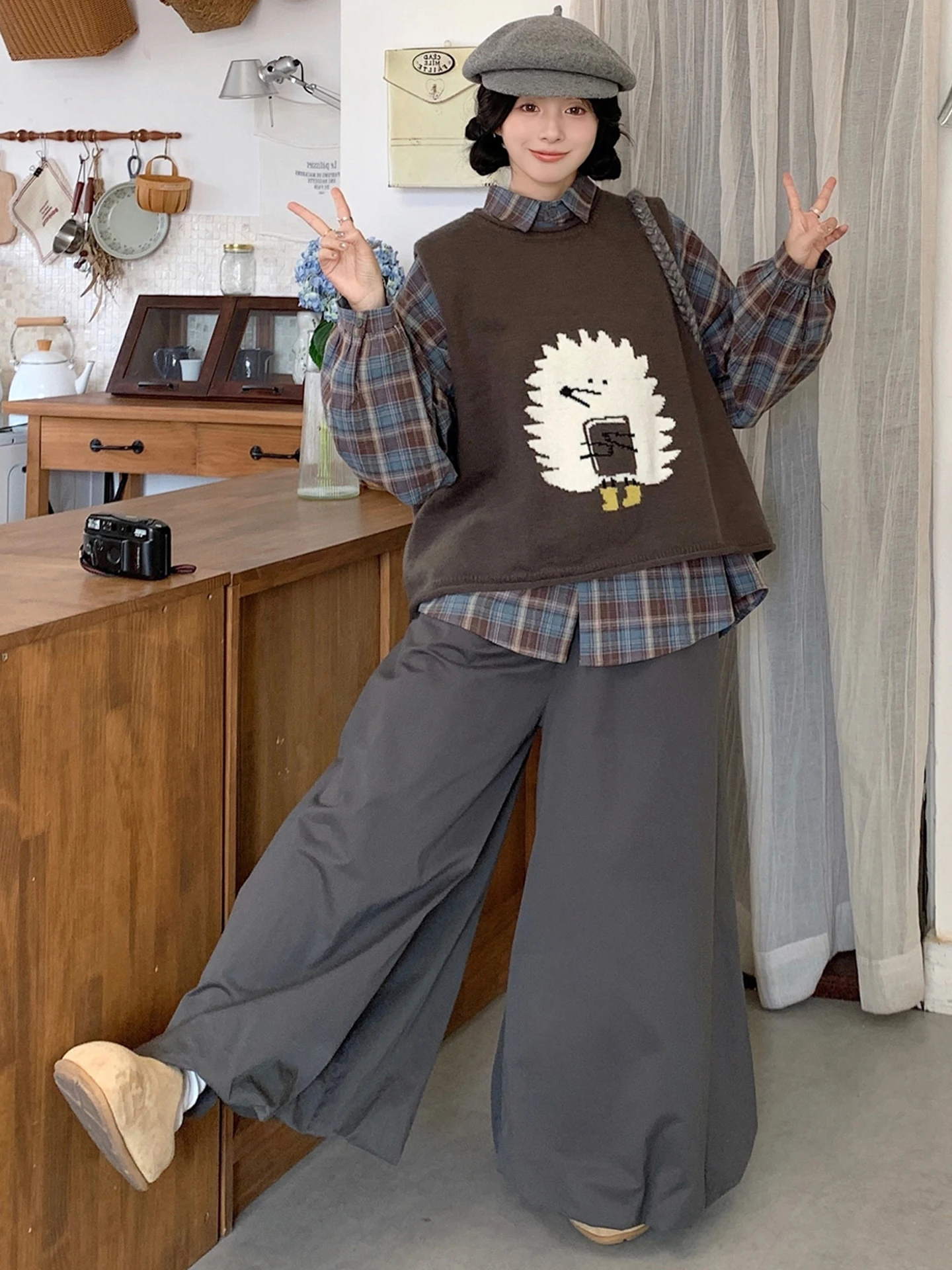 ビンテージ風ゆったりハリネズミベストとチェックタンクトップセット：ぽっちゃりギャルに最適な秋のファッション
