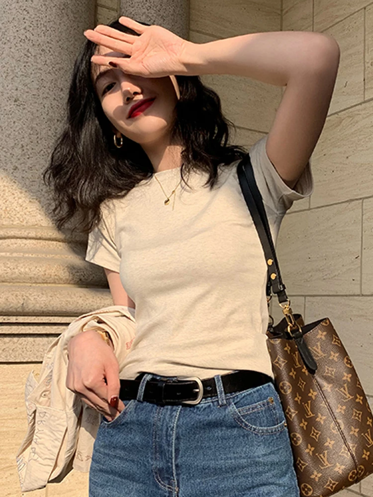 tシャツ シャツ 重ね着 レディース どうやって着るの？シンプルなコットンTシャツが解決する通勤スタイルの悩み