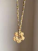 レトロな金色の手作りワイヤー編みハイビスネックレス【個性的でおしゃれ・鎖骨デザイン】
